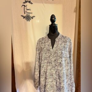 Women’s Black and White Print  long sleeve blouse with button front  – Size XL